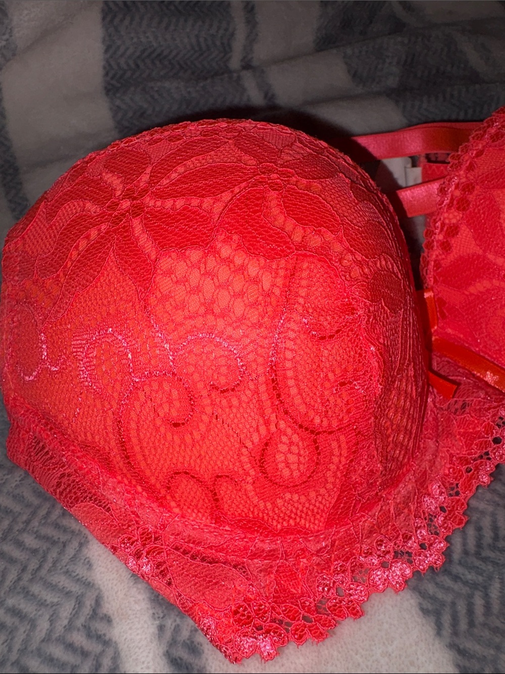 Lace Underwire Push-Up Bra in Vibrant Pink - Picture 2 of 5